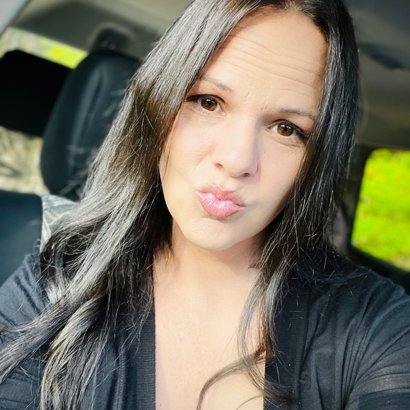 Meet ur Posher, Melissa - Picture 1 of 9